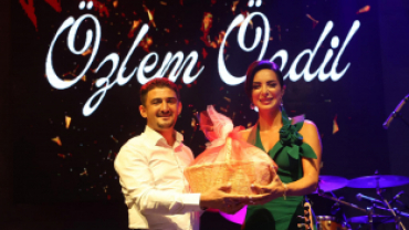 Özlem Özdil'den Kula'da Türkü Gecesi