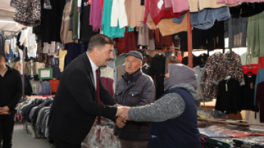 Başkan Dönmez,  Pazar Esnafıyla Kucaklaştı